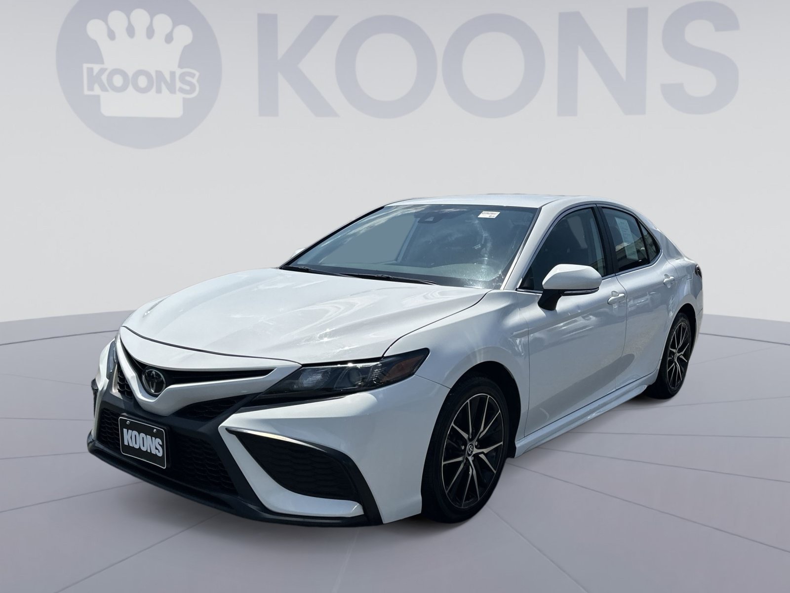 Used 2024 Toyota Camry SE FWD image 1