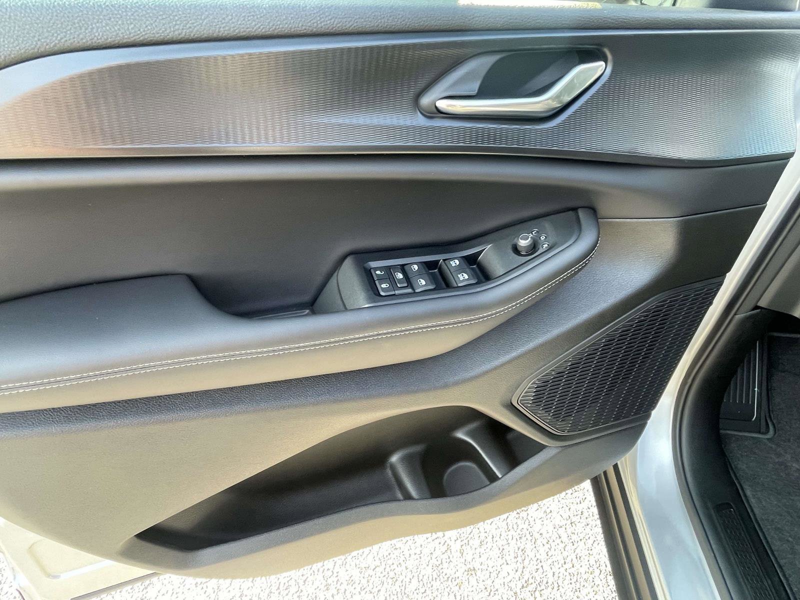 Used 2025 Jeep Grand Cherokee Altitude image 15