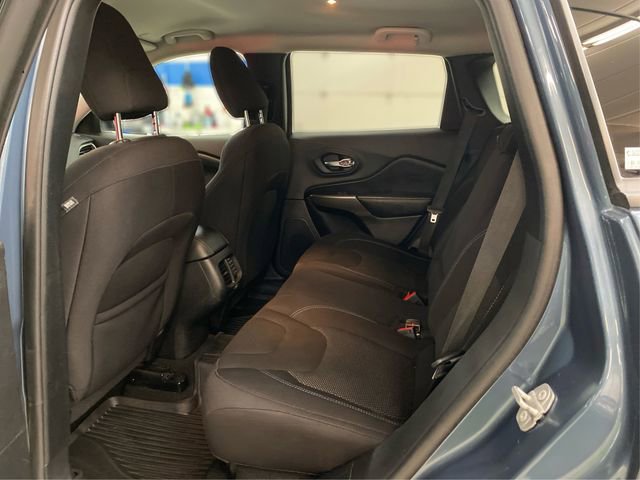 Used 2021 Jeep Cherokee Latitude w/ Mopar Interior Package image 10