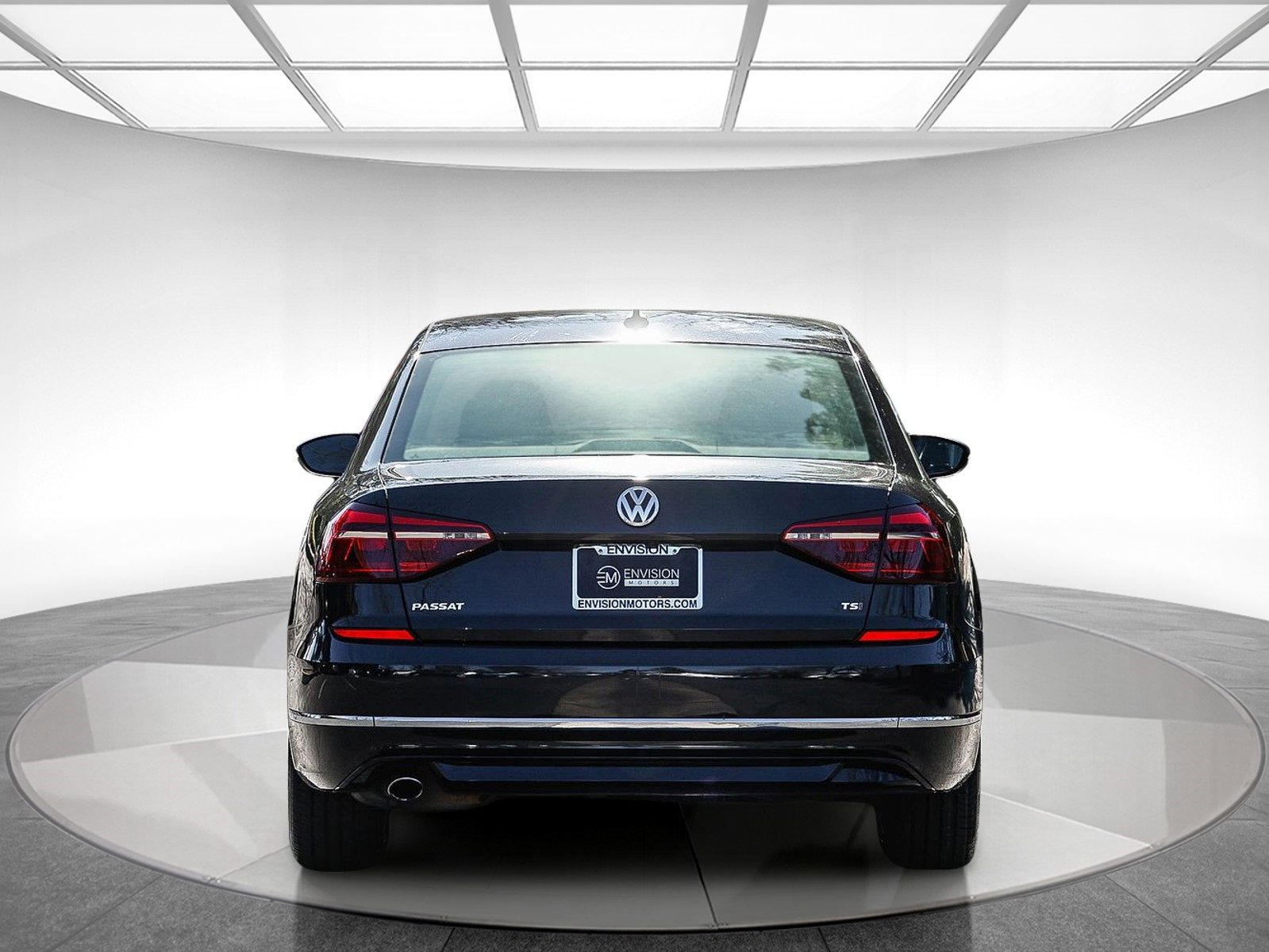 Used 2018 Volkswagen Passat 2.0T R-Line image 3