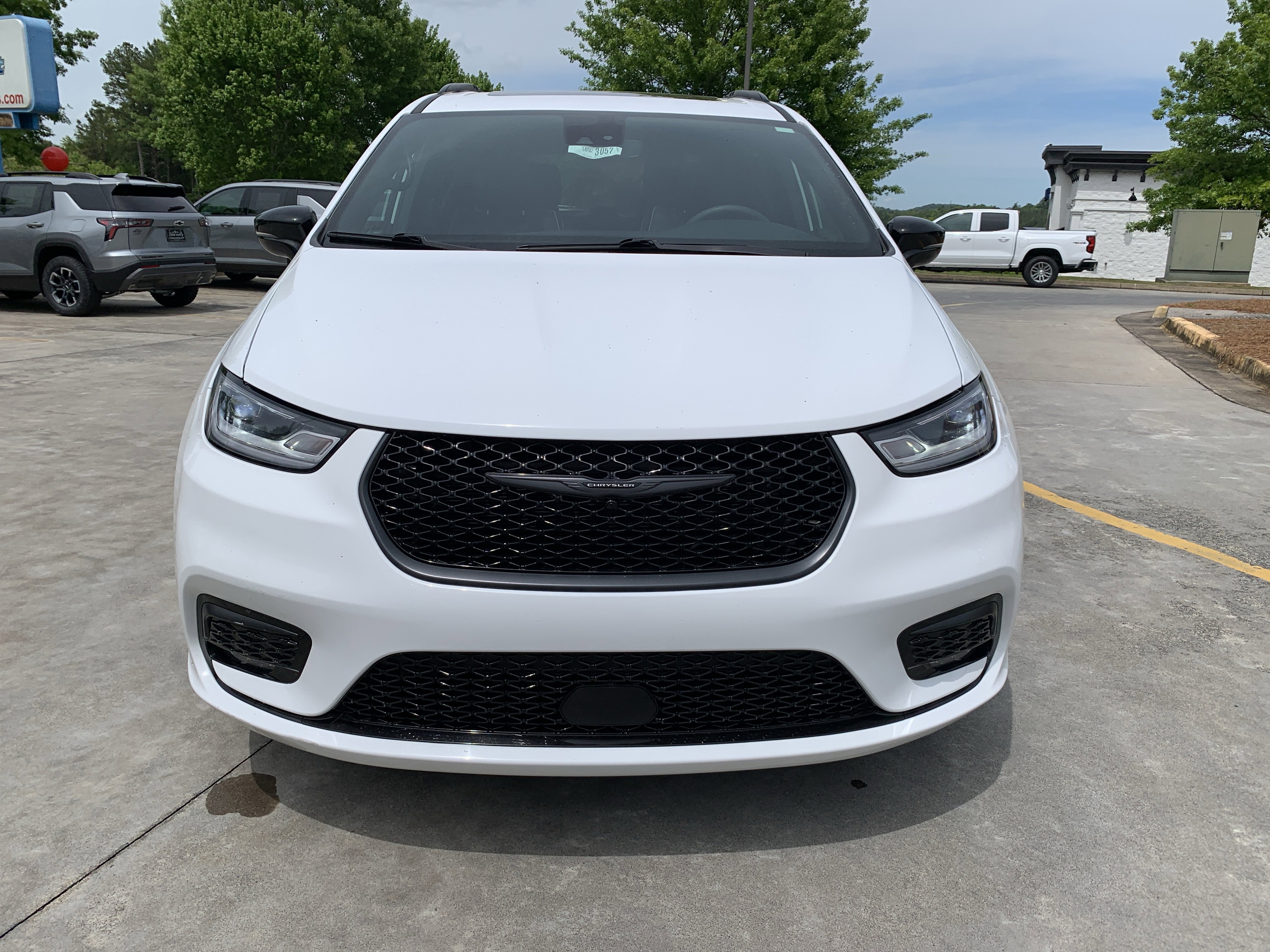 Used 2025 Chrysler Pacifica Limited FWD image 8