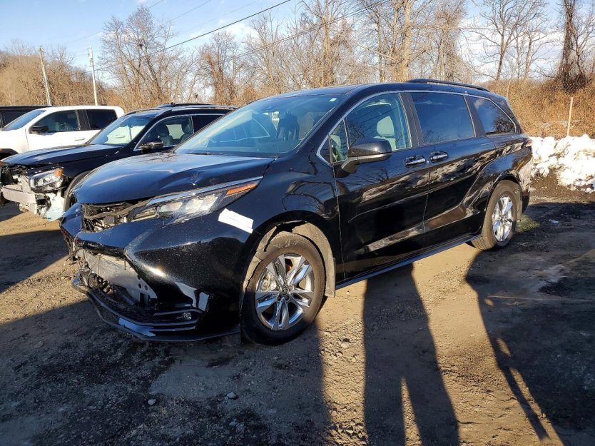 Used 2025 Toyota Sienna XLE image 3