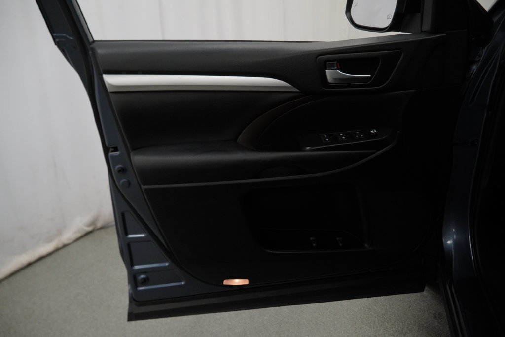 Used 2019 Toyota Highlander XLE AWD/4WD image 34