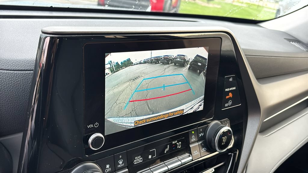 Used 2023 Toyota Highlander XLE AWD/4WD image 22