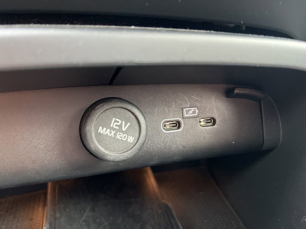 Used 2024 Volvo XC40 B5 Core image 20