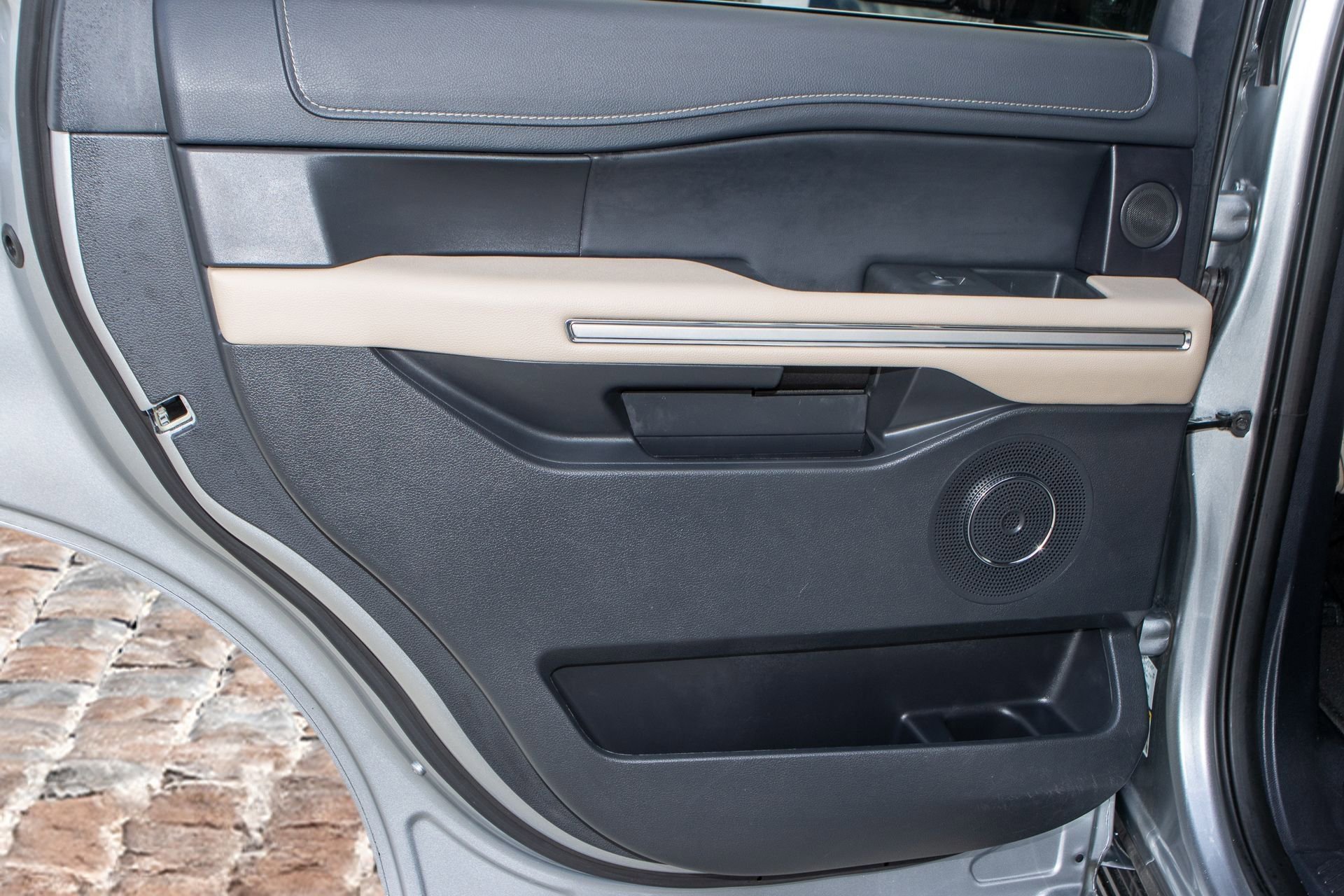 Used 2024 Ford Expedition Limited image 13