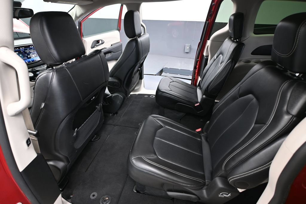 Used 2024 Chrysler Pacifica Touring-L FWD image 35