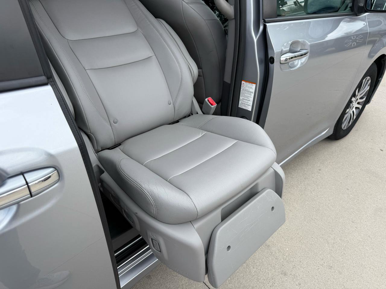 Used 2018 Toyota Sienna XLE w/ Entertainment Package FWD image 19