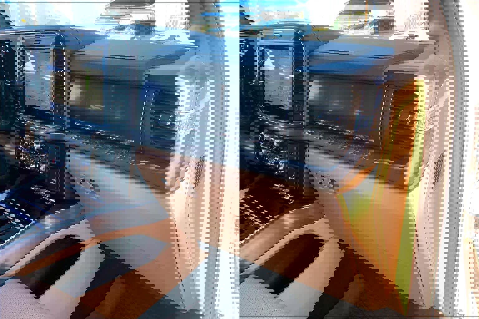 Used 2025 Ford F350 Lariat image 19