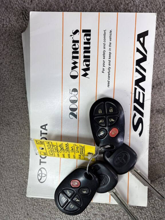 Used 2005 Toyota Sienna XLE FWD image 35