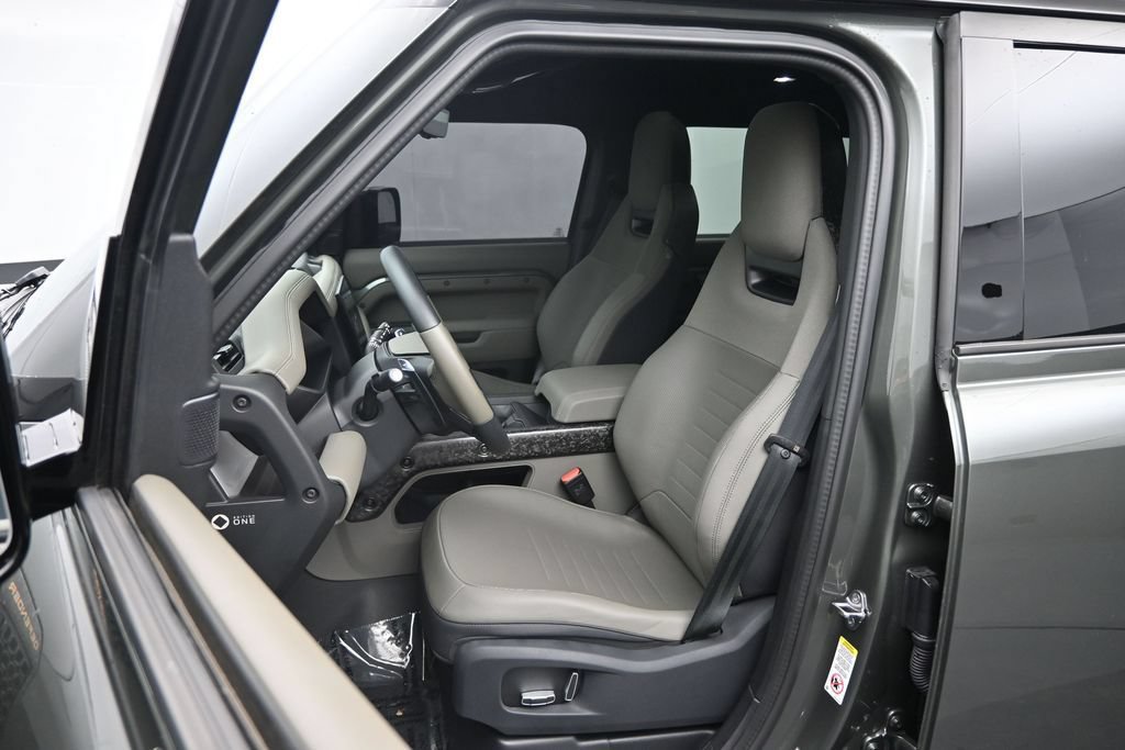 Used 2025 Land Rover Defender 110 AWD/4WD image 23