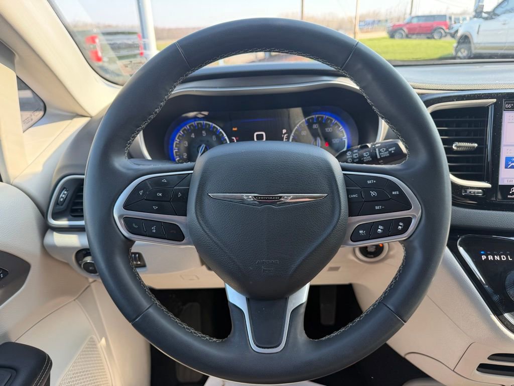 Used 2023 Chrysler Pacifica Touring-L image 28