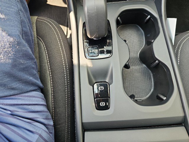 Used 2024 Volvo XC40 B5 Core image 14