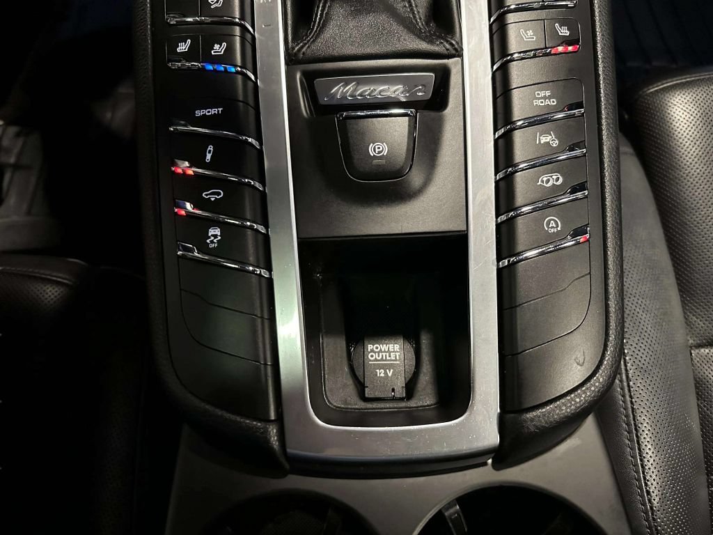 Used 2015 Porsche Macan Turbo AWD/4WD image 32
