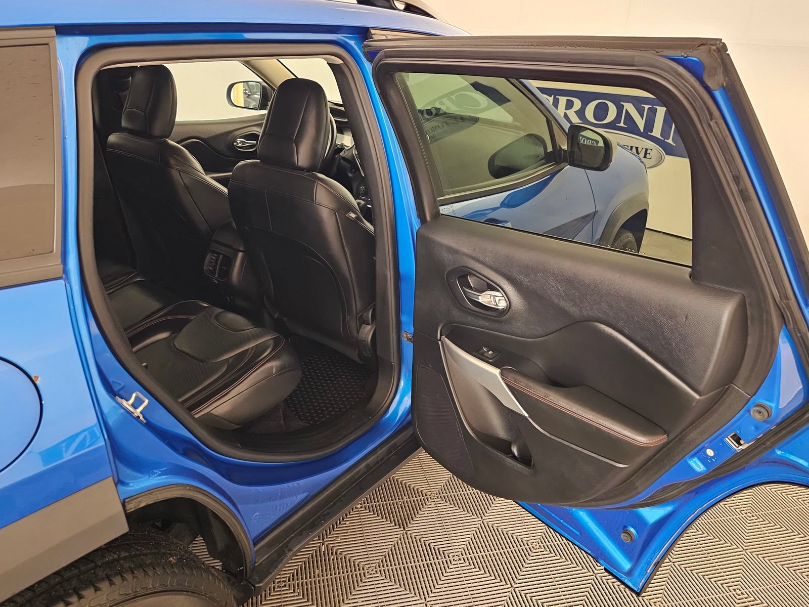 Used 2017 Jeep Cherokee Trailhawk AWD/4WD image 25