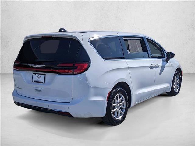 Used 2025 Chrysler Pacifica Select image 5