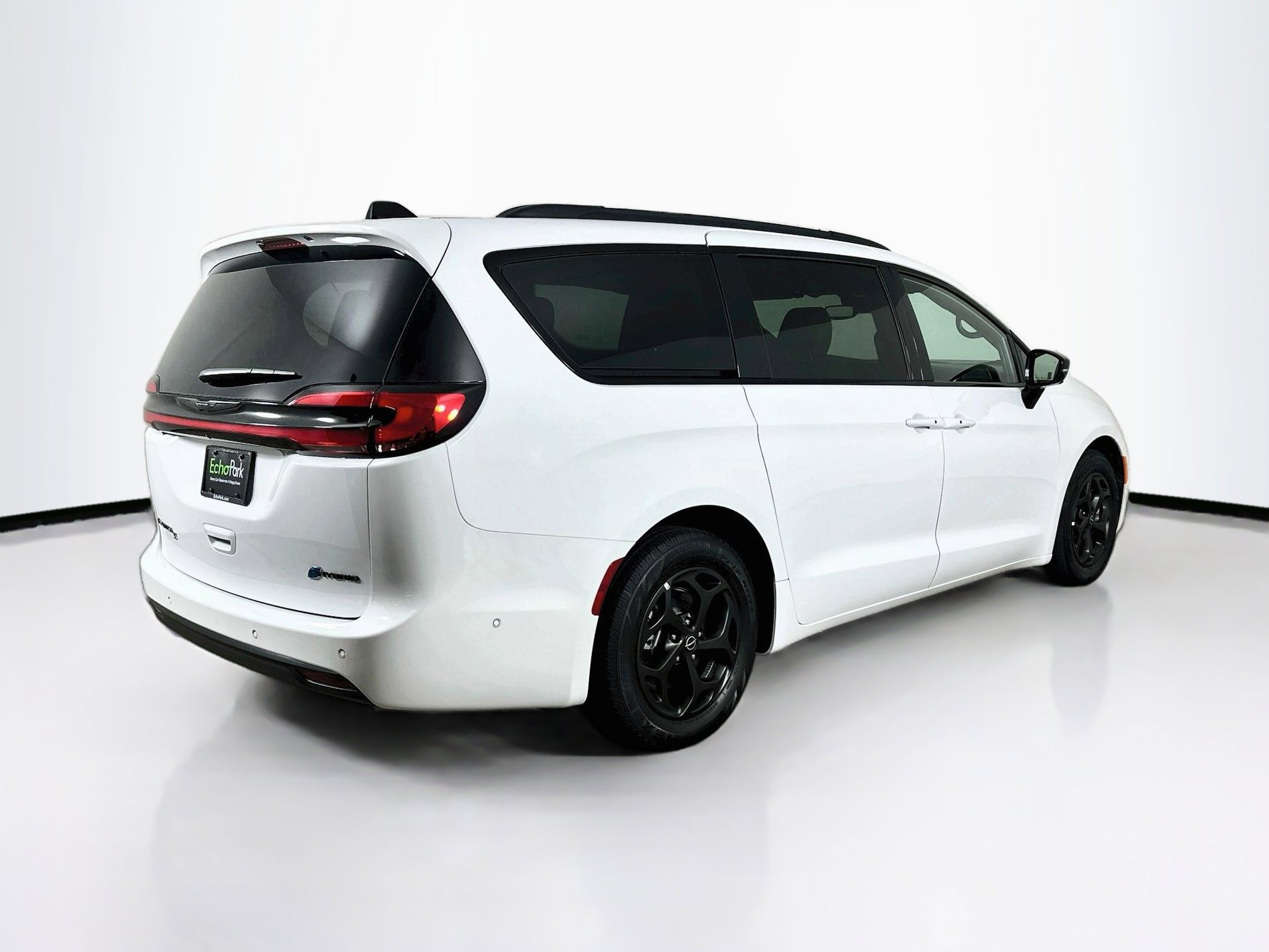 Used 2025 Chrysler Pacifica Premium FWD image 9