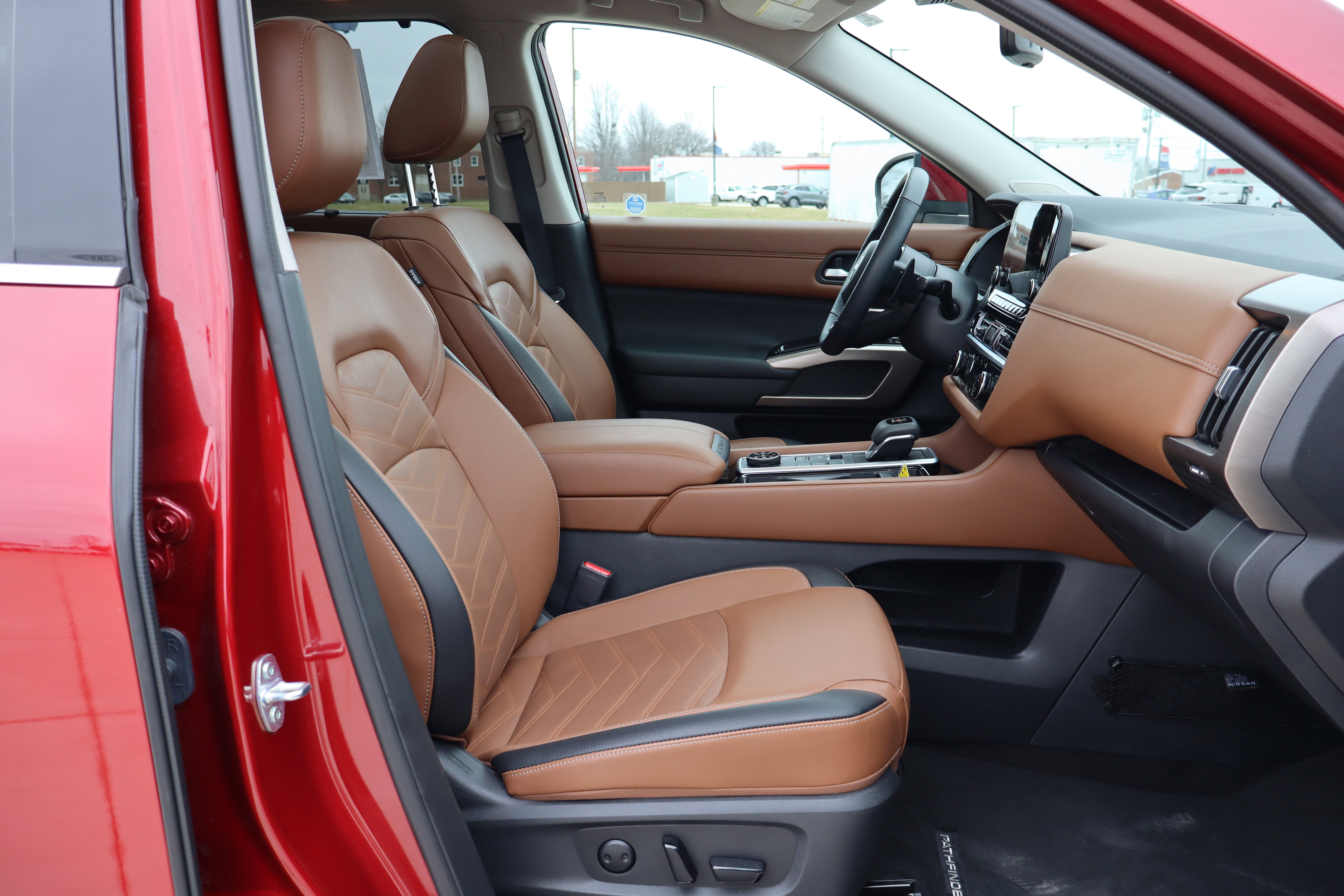 Used 2024 Nissan Pathfinder Platinum w/ Cargo Package image 15