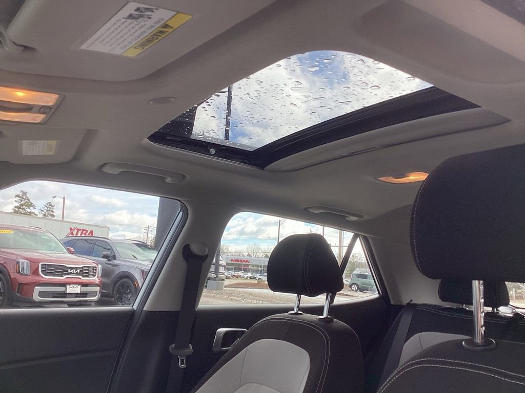 Used 2024 Hyundai Venue SEL FWD image 14