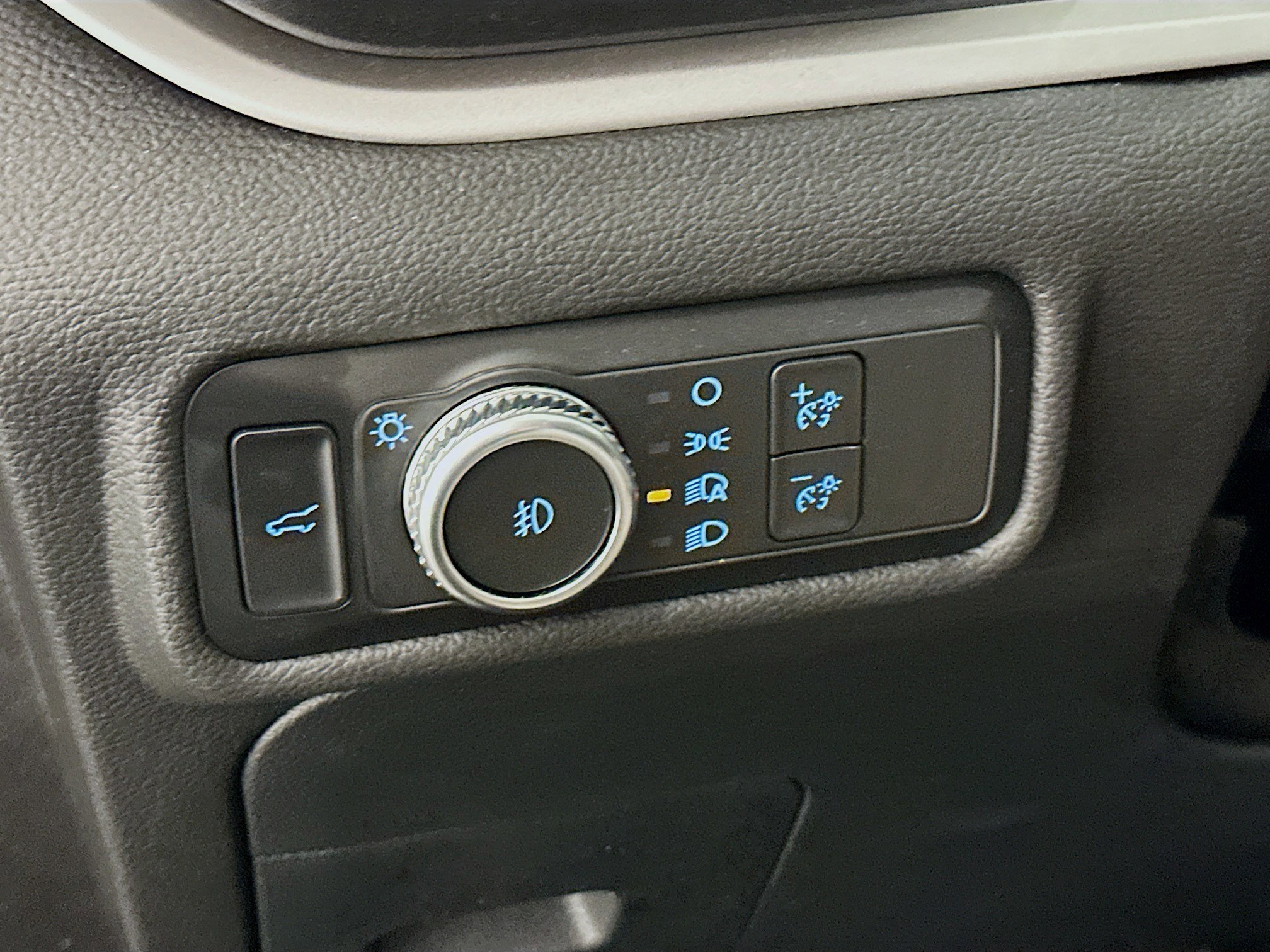 Used 2022 Ford Explorer XLT w/ Equipment Group 202A image 17