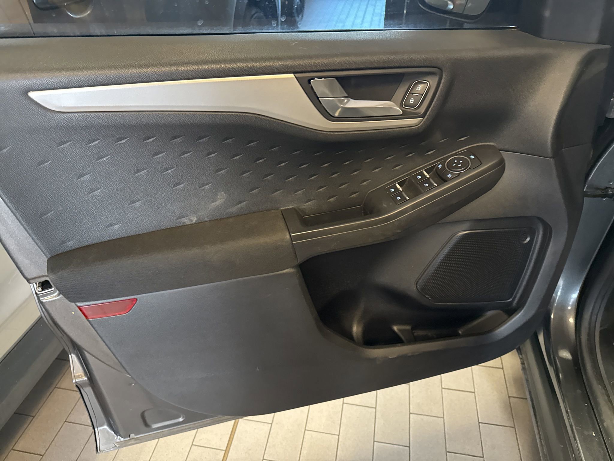 Used 2020 Ford Escape SE image 7