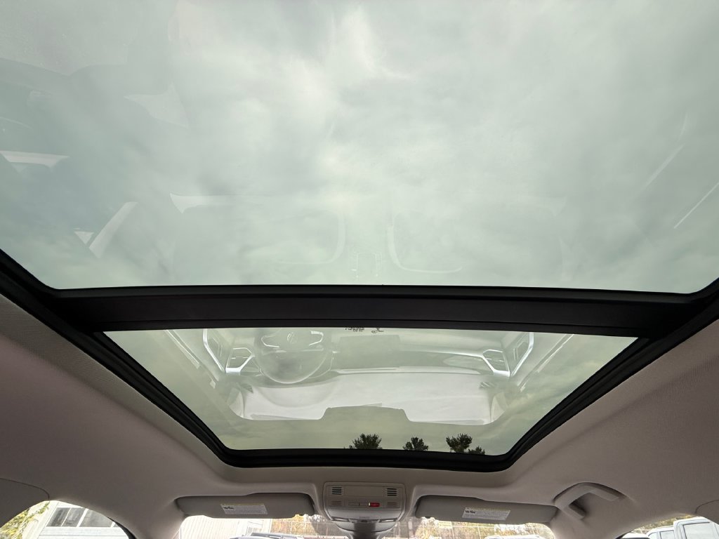 Used 2025 Volkswagen Taos SE w/ Panoramic Sunroof Package AWD/4WD image 23