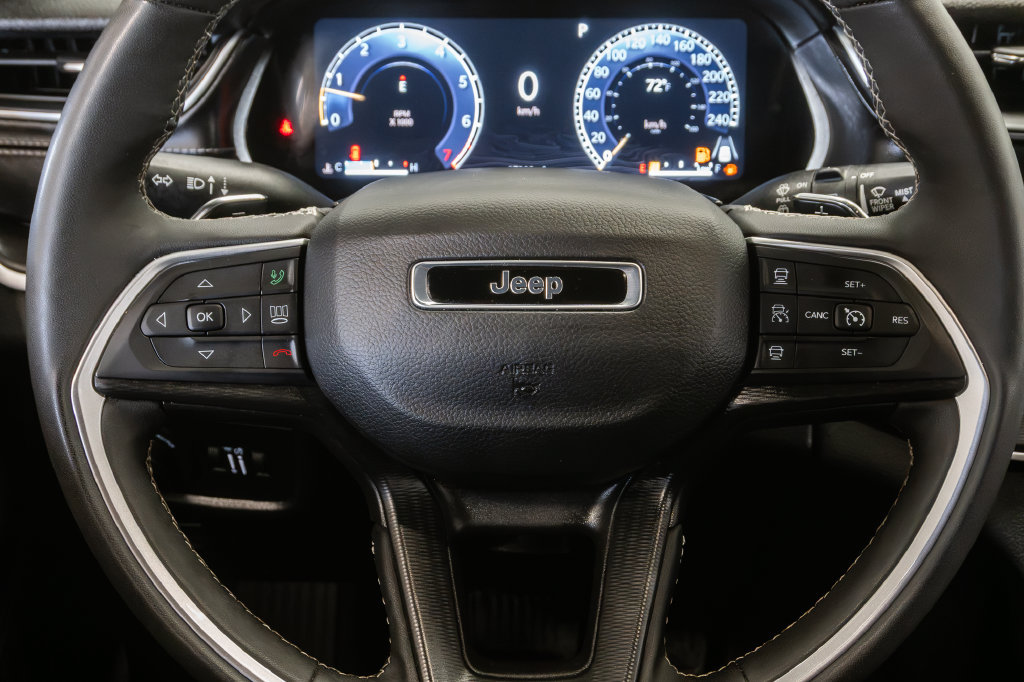 Used 2025 Jeep Grand Cherokee Altitude AWD/4WD image 15