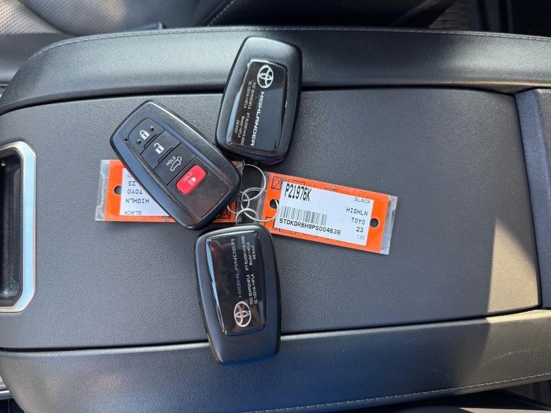 Used 2023 Toyota Highlander Platinum image 33