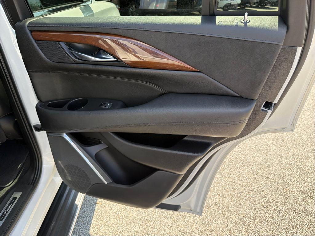 Used 2019 Cadillac Escalade Luxury RWD image 16