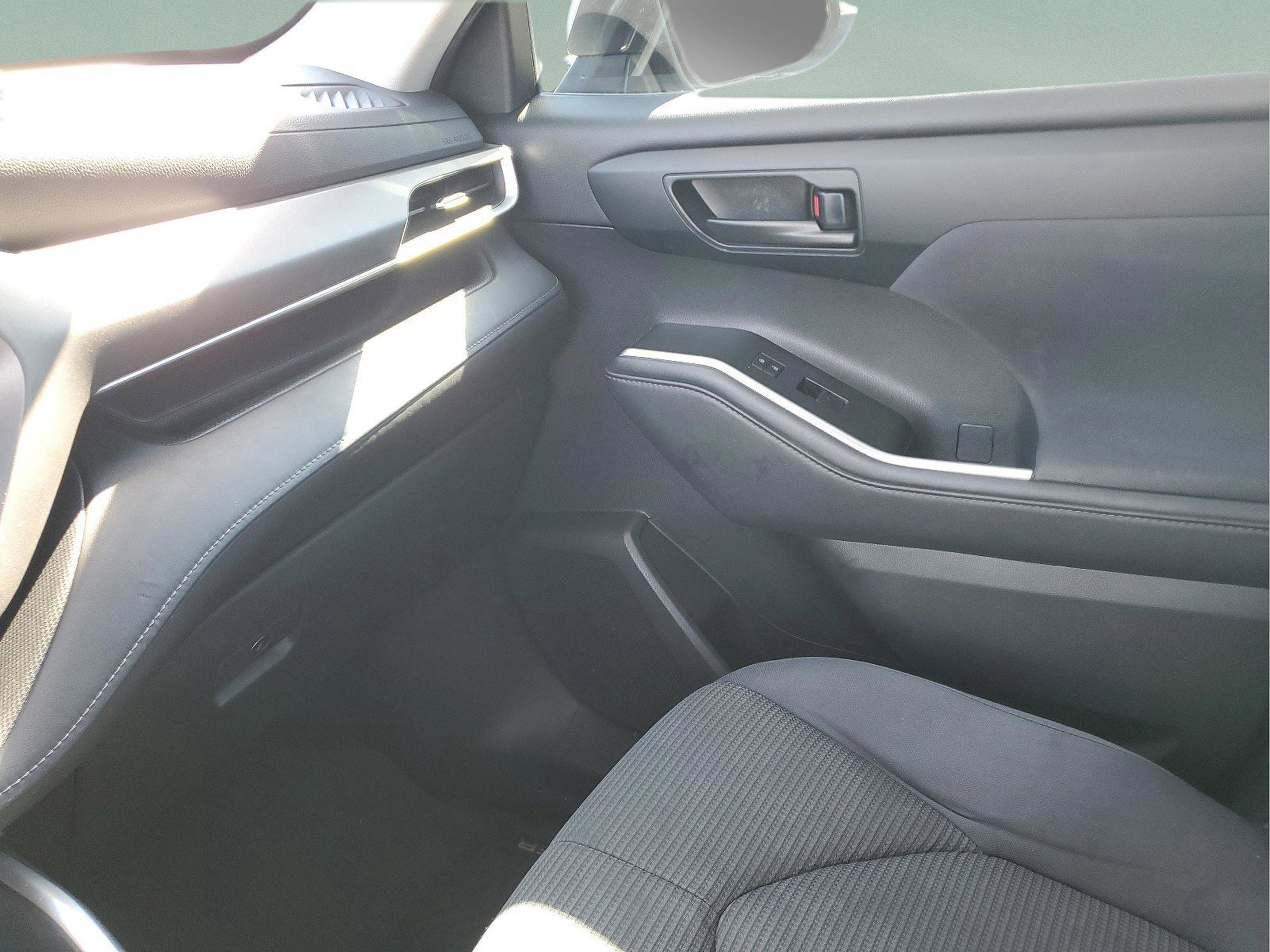 Used 2020 Toyota Highlander L image 24