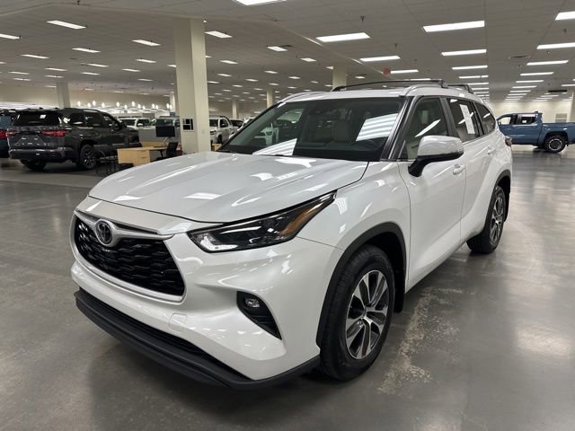 Used 2023 Toyota Highlander XLE AWD/4WD image 3