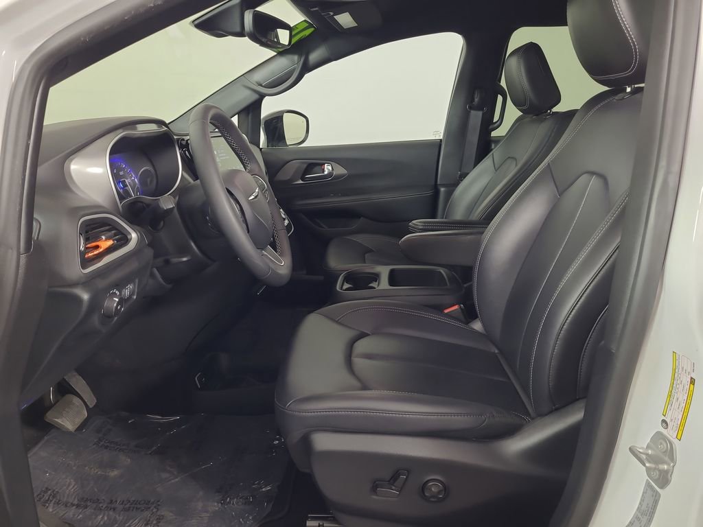 Used 2025 Chrysler Pacifica Select FWD image 18
