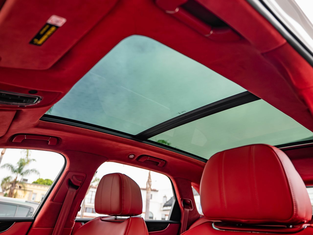 Used 2025 Bentley Bentayga V8 image 31