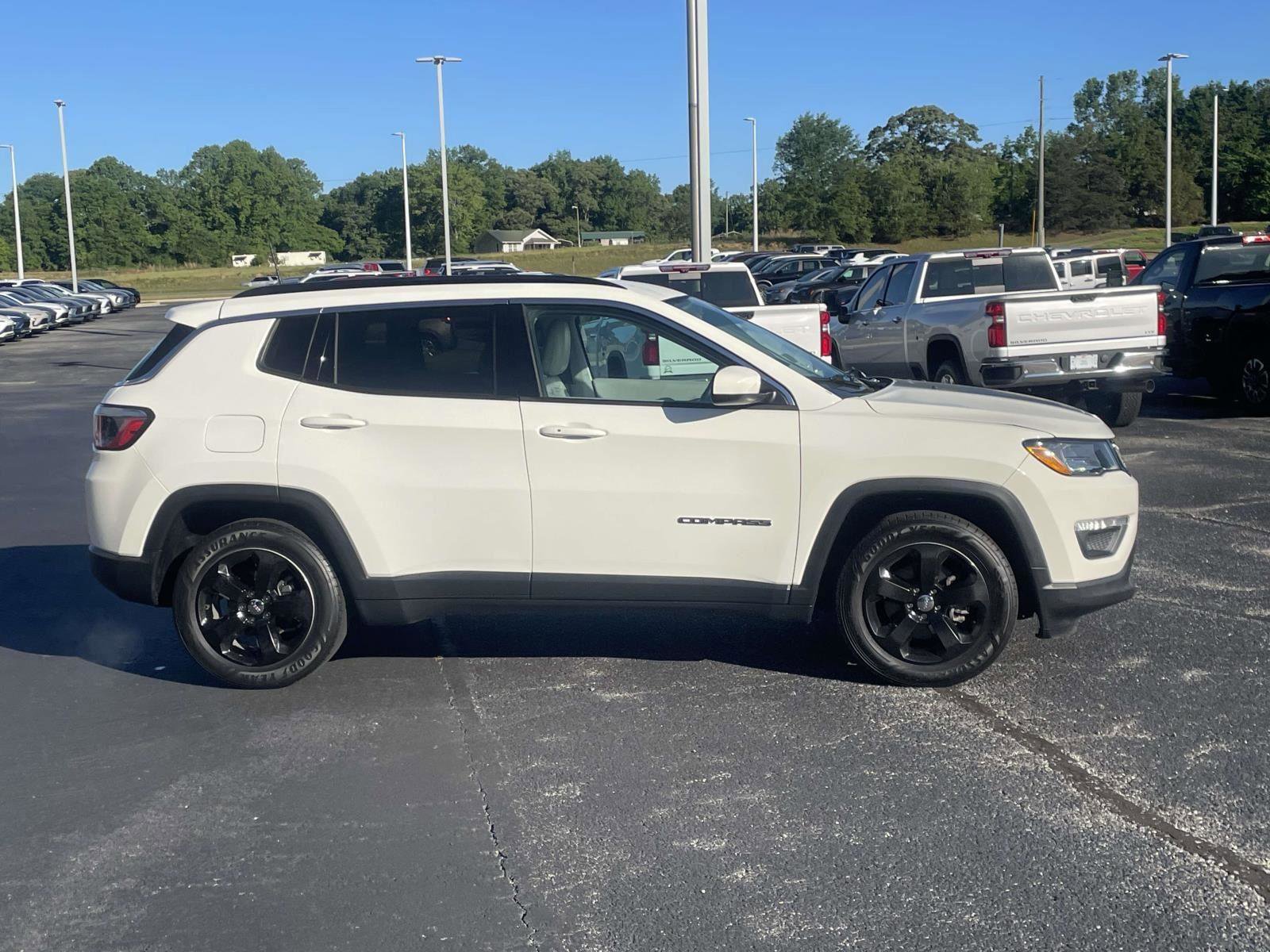 Used 2020 Jeep Compass Latitude FWD image 2