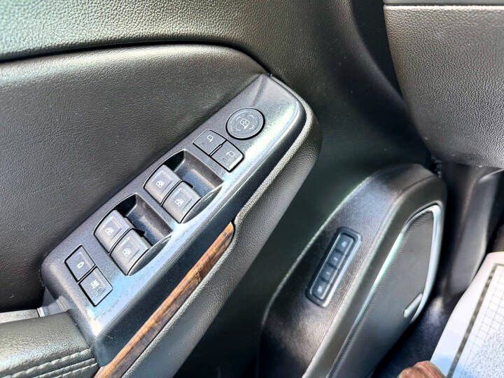 Used 2019 Chevrolet Suburban LT image 20