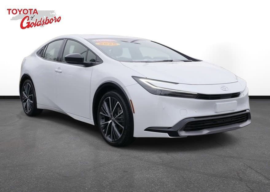 Used 2025 Toyota Prius XLE image 3
