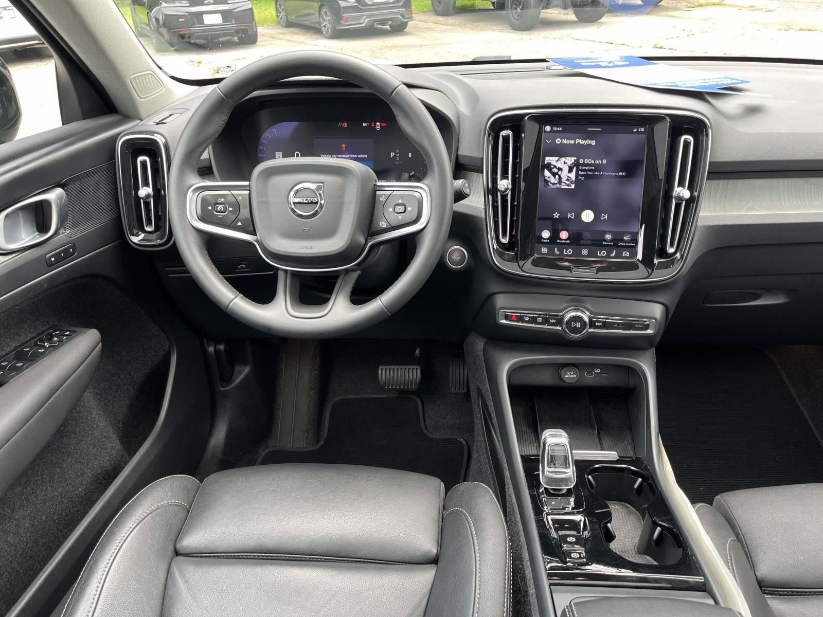 Used 2025 Volvo XC40 B5 Plus AWD/4WD image 12