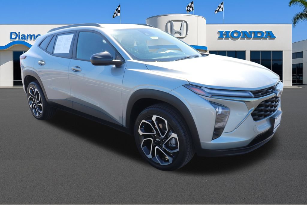 Used 2025 Chevrolet Trax RS w/ Driver Confidence Package FWD image 1