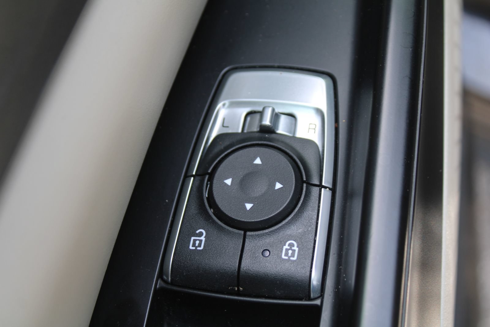 Used 2024 Kia Carnival LX FWD image 26