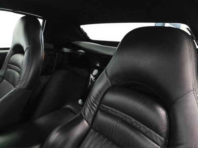 Used 2004 Chevrolet Corvette Convertible w/ Preferred Equipment Group RWD image 9