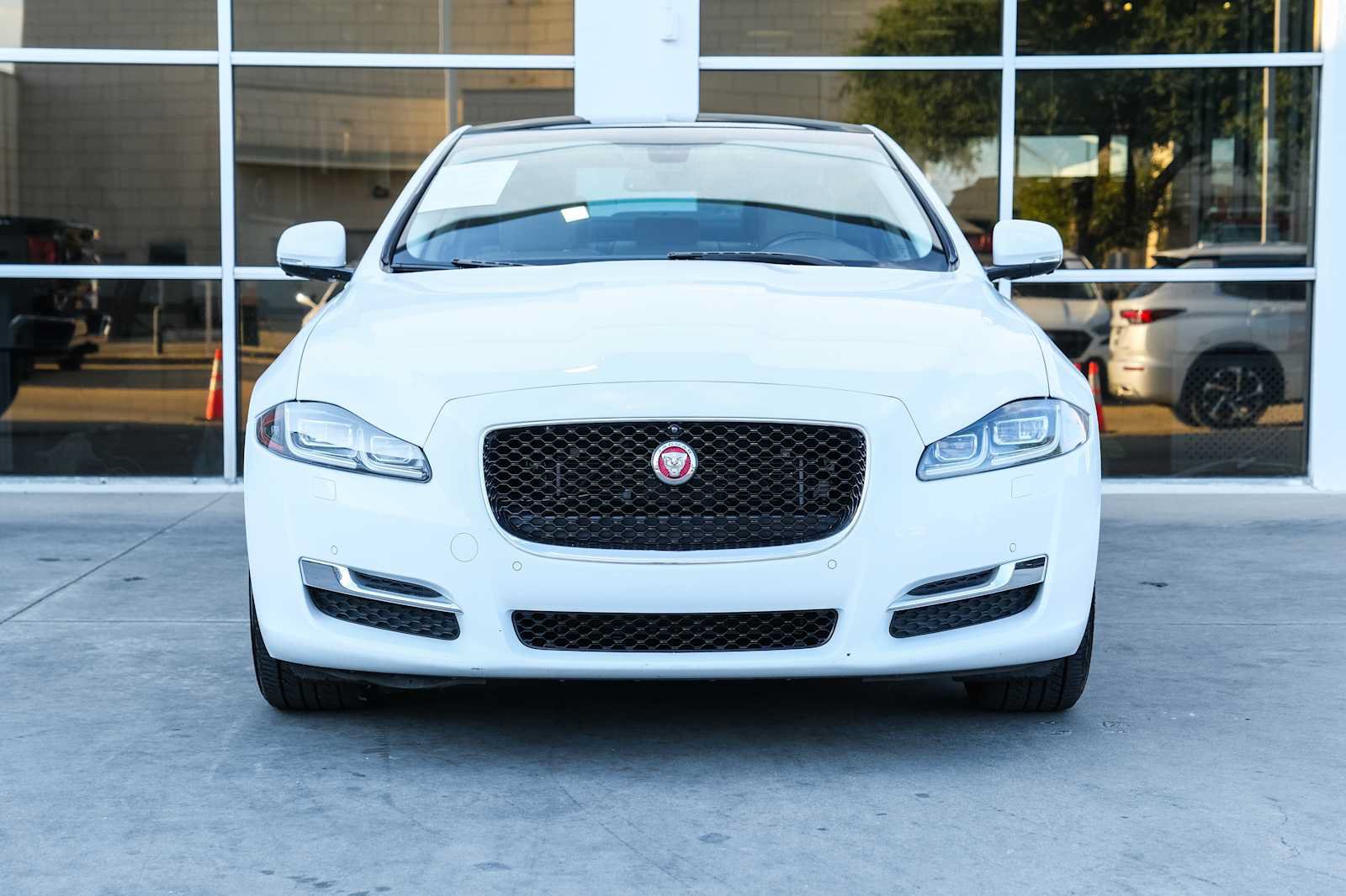 Used 2017 Jaguar XJ R-Sport RWD image 2