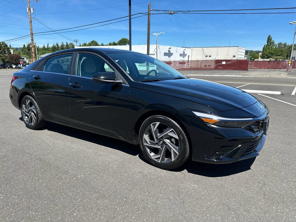 Certified 2025 Hyundai Elantra Limited FWD image 8