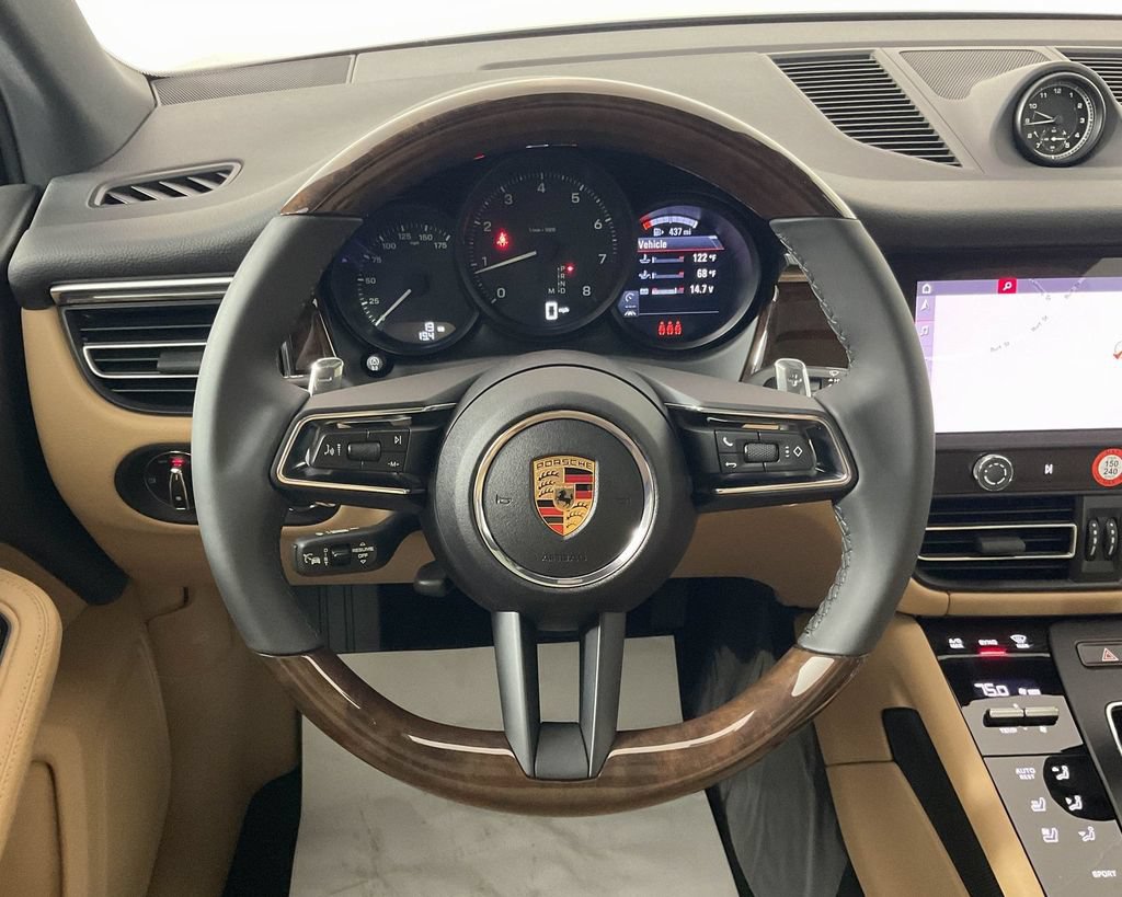 Certified 2025 Porsche Macan AWD/4WD image 17