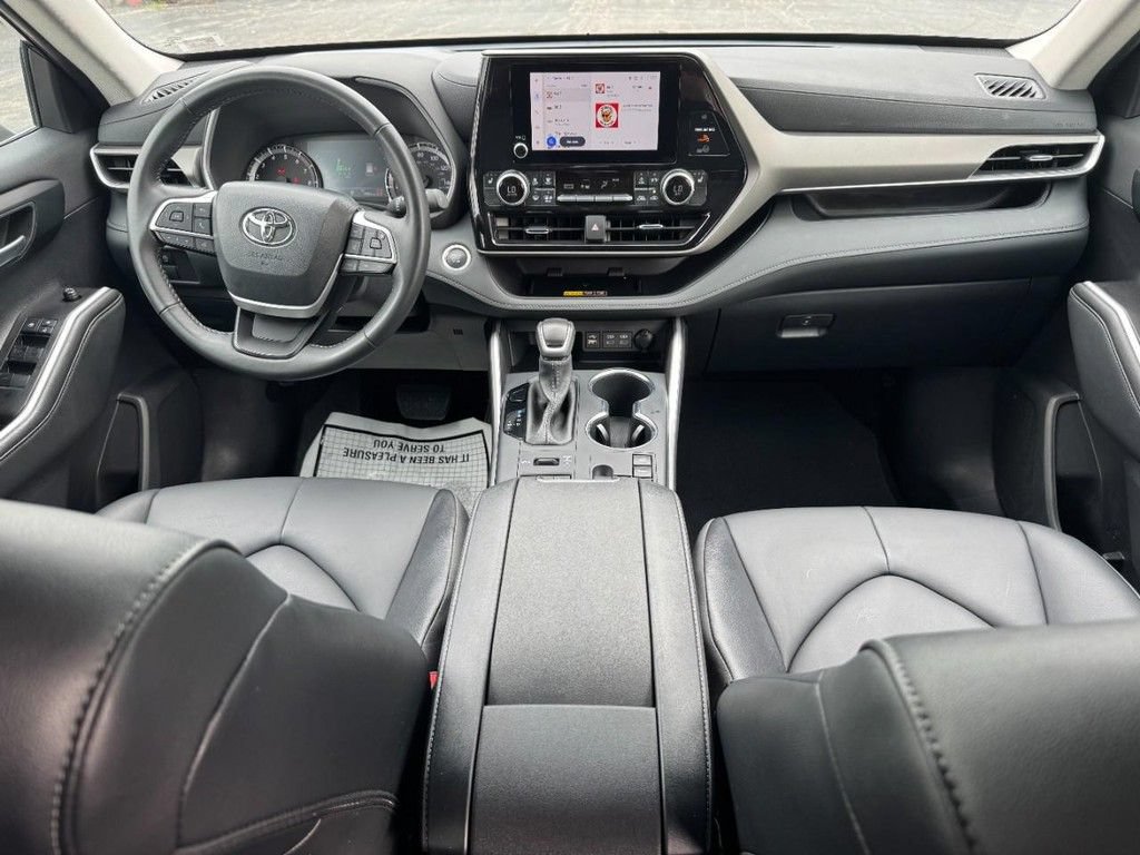 Used 2025 Toyota Highlander XLE AWD/4WD image 17