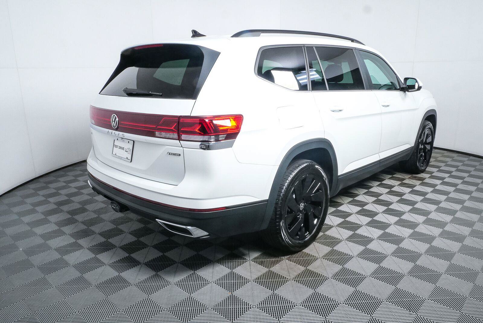 Used 2026 Volkswagen Atlas SE w/ Panoramic Sunroof Package AWD/4WD image 3