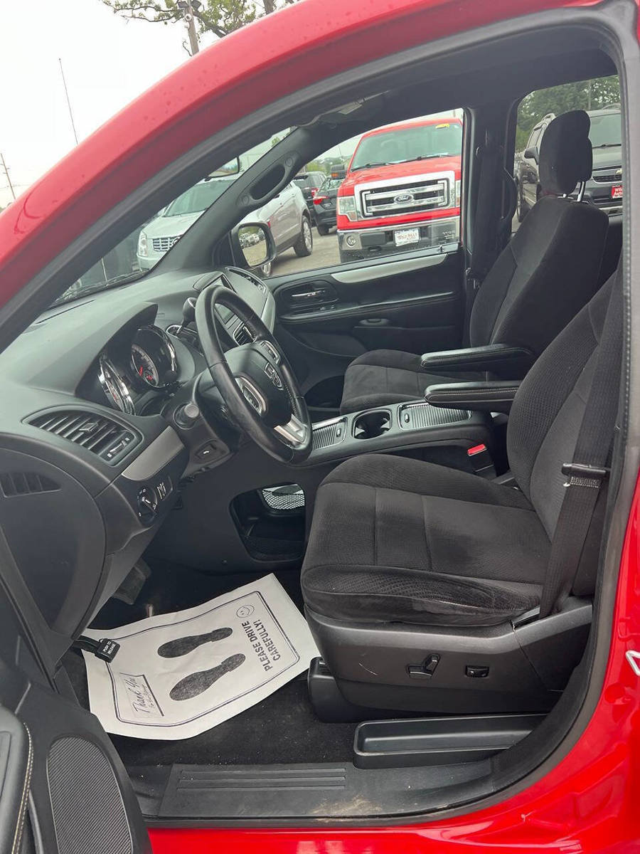 Used 2014 Dodge Grand Caravan SXT w/ Blacktop Package FWD image 9