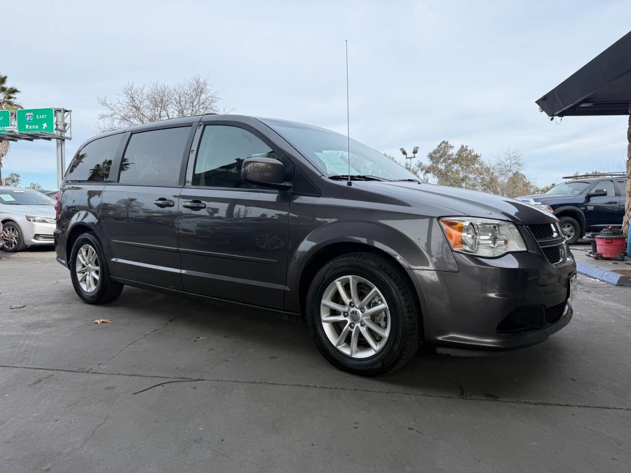 Used 2016 Dodge Grand Caravan SXT image 17