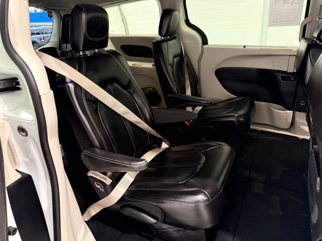 Used 2023 Chrysler Pacifica Touring-L image 27