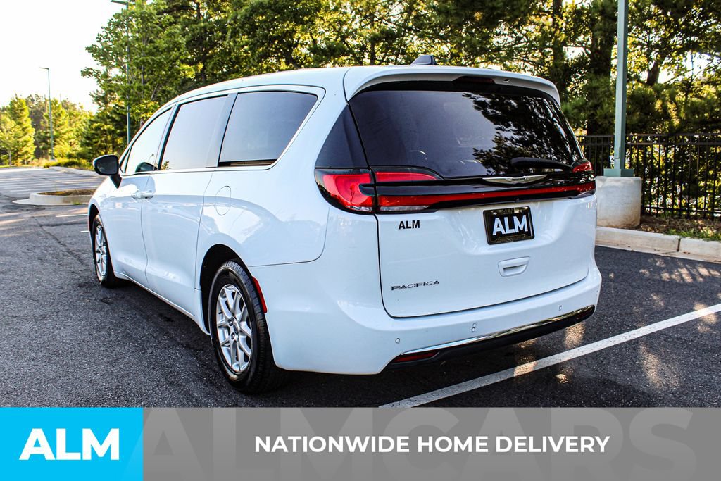 Used 2023 Chrysler Pacifica Touring-L FWD image 4