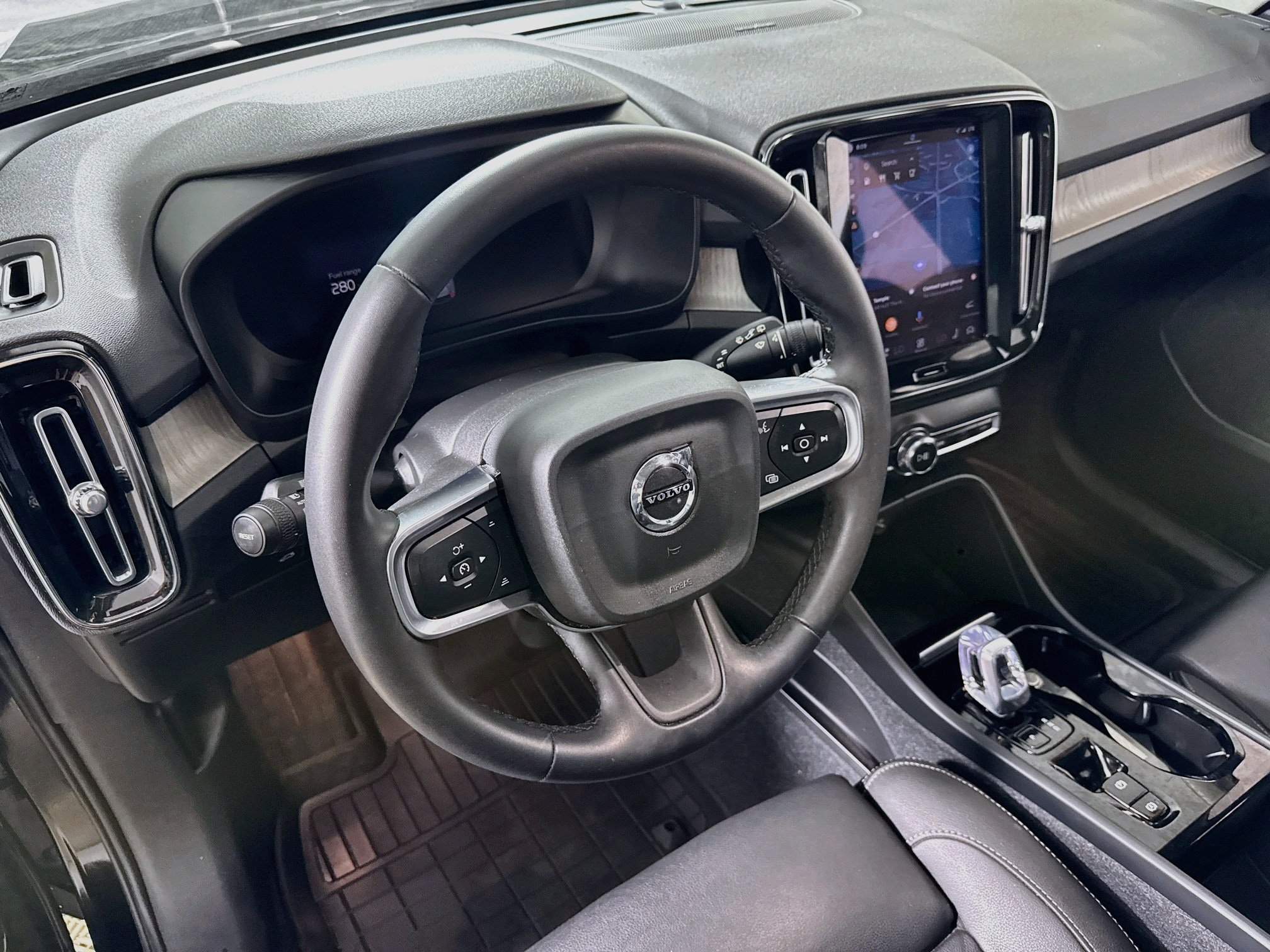 Used 2024 Volvo XC40 B5 Plus w/ Climate Package AWD/4WD image 14
